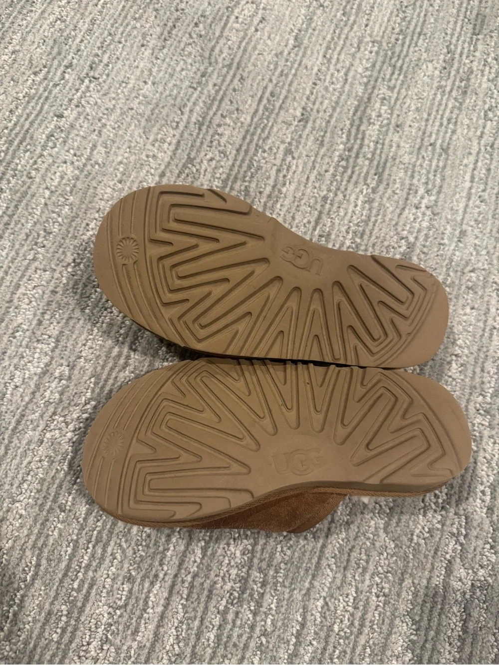 UGG Kids Chestnut Suede Shearling-Lined Slip-On Clogs